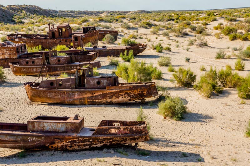 Desértico Mar de Aral en Uzbekistán