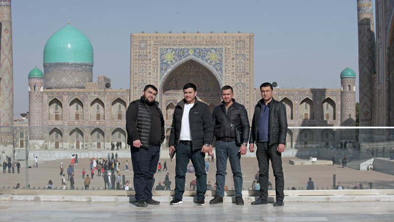 Grupo de hombres uzbekos posando en la Plaza Registan de Samarcanda