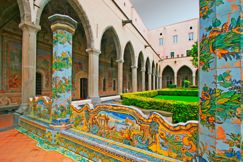 Que ver en Nápoles: Colorido claustro de la Basílica de Santa Clara