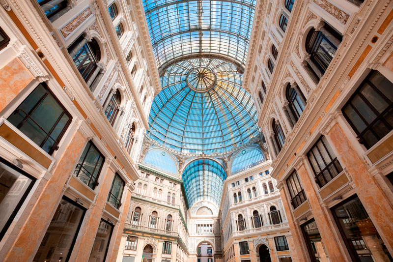 Histórica galería comercial pública con la arquitectura antigua y techo de cristal de Arco, Galleria Umberto I