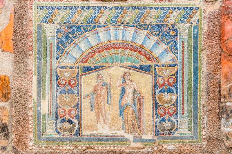 Mosaico romano en una pared de la Casa de Neptuno y de Anfitrión, Herculano, antigua ciudad romana destruida por la erupción del volcán Vesubio