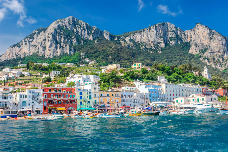 Idílico paisaje del puerto de la isla de Capri en la costa de Amalfi, Italia