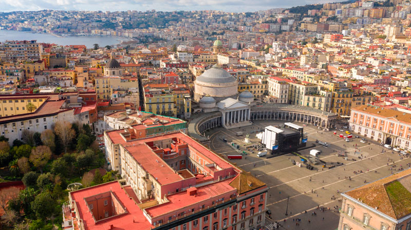 Vista aérea de la Piazza del Plebiscito, una gran plaza pública en el centro histórico de Nápoles