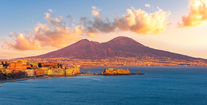 Volcán Vesubio de Nápoles con el agua azul del golfo del mar