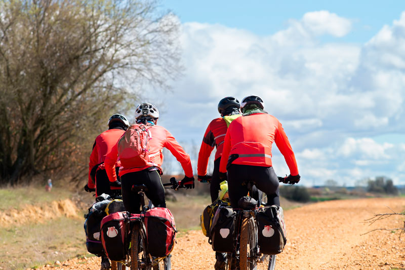 Peregrinos haciendo el Camino de Santiago en bicicleta