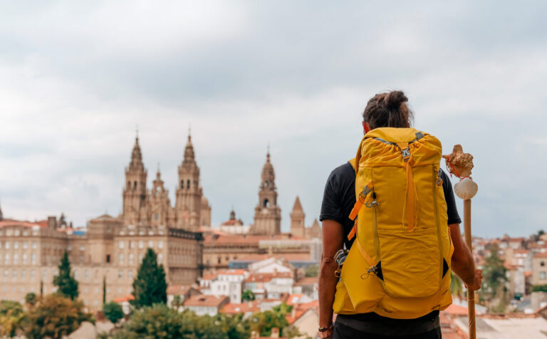 Peregrina haciendo el Camino de Santiago en una de sus rutas