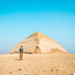 Iosu López frente a la pirámide de Dahshur en Egipto