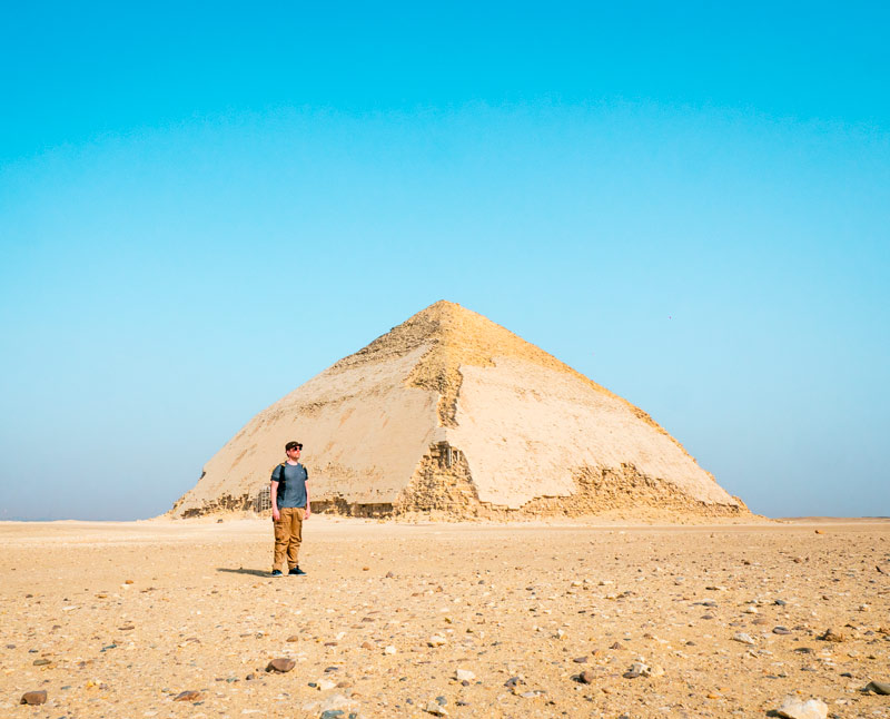 Iosu López frente a la pirámide de Dahshur en Egipto