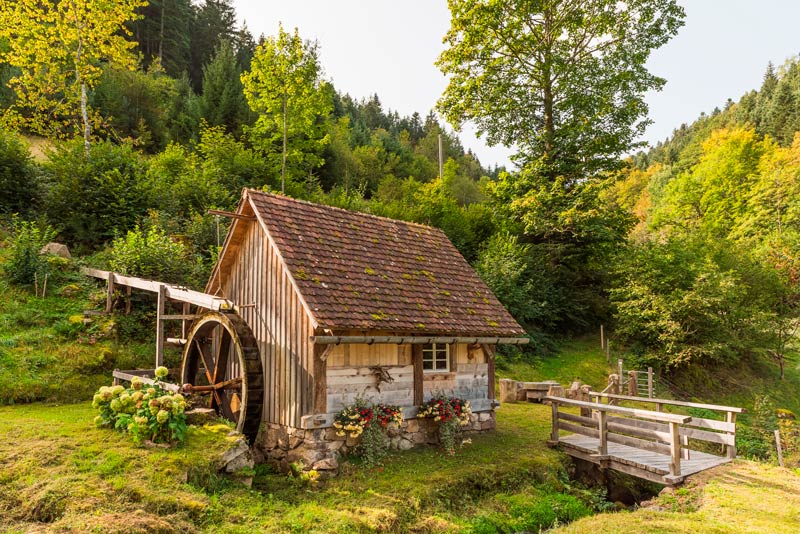 Molino de agua histórico en la Selva Negra del Sur, Hornberg, Ortenau, Selva Negra, Baden-Wuerttemberg, Alemania