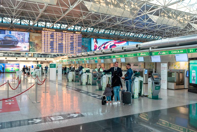 Interior del aeropuerto internacional de Roma Leonardo da Vinci Fiumicino