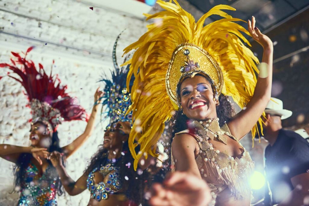 Carnaval, performance y mujer con samba para baile, desfile y evento en Brasil