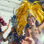 Carnaval, performance y mujer con samba para baile, desfile y evento en Brasil