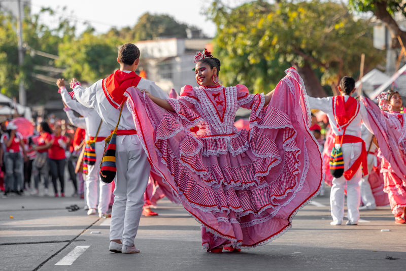 Artistas con coloridos y elaborados disfraces participan en el Carnaval de Barranquilla (Colombia)