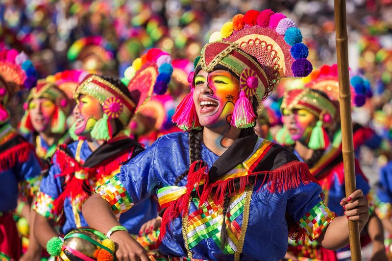 Desfile de grupos coreográficos en el Carnaval de negros y blancos de Pasto, Nariño, Colombia