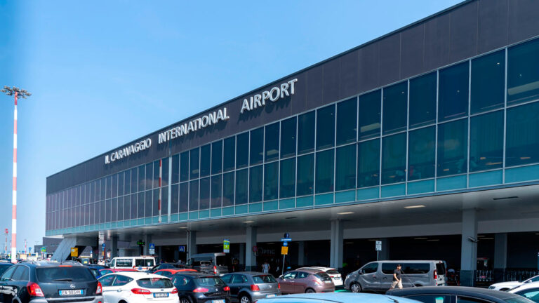 Edificio principal del Aeropuerto Internacional Bérgamo de Milán.