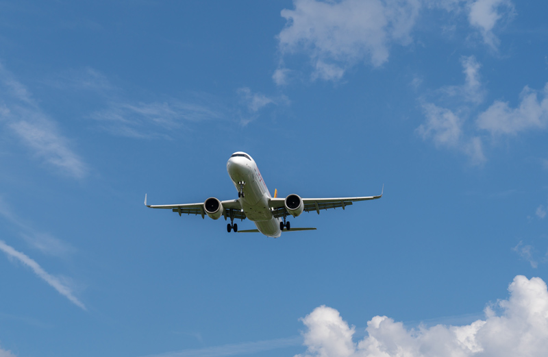 Avión despegando en el Aeropuerto Internacional de Bergamo