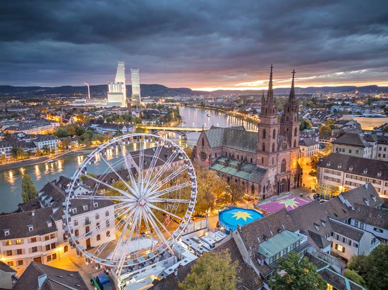 Basilea, Suiza paisaje urbano histórico al amanecer hacia el río Rin.