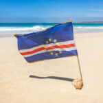 Bandera de Cabo Verde en una playa del país