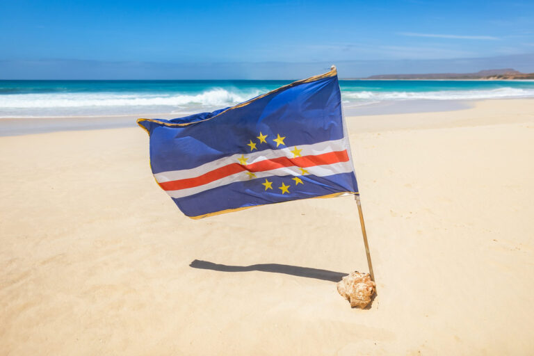 Bandera de Cabo Verde en una playa del país