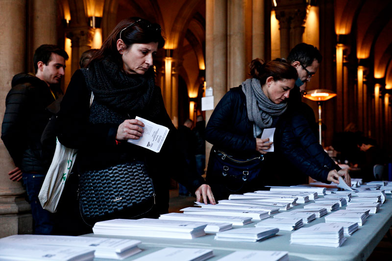 Personas votando en las elecciones en España