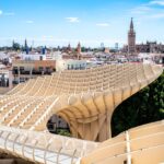 Las Setas de Sevilla, también conocidas como Metropol Parasol, en un día soleado.