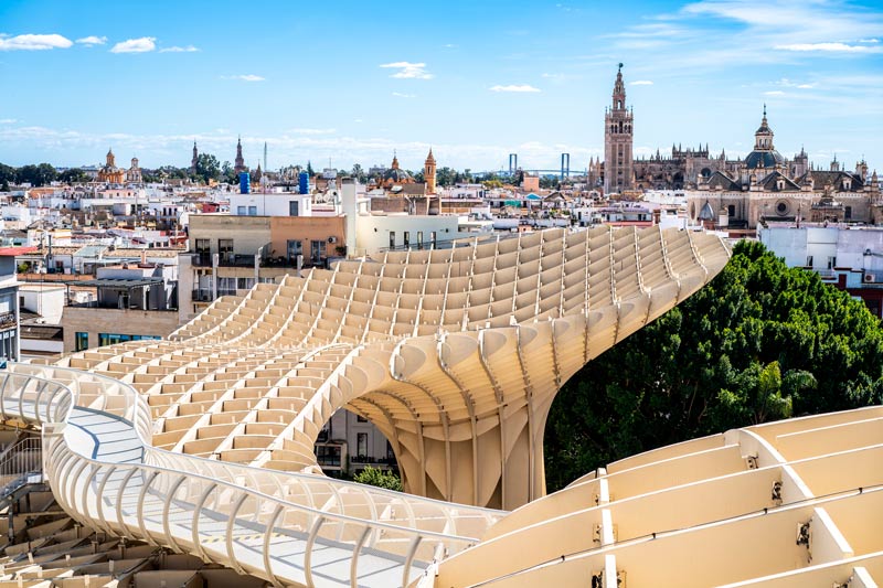 Las Setas de Sevilla, también conocidas como Metropol Parasol, en un día soleado.