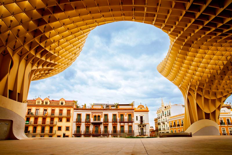 Estructura de madera del Metropol Parasol situada en el casco antiguo de Sevilla