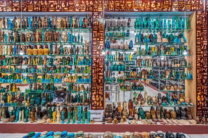 Tienda de souvenirs con estatuillas