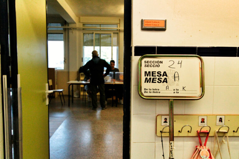 Mesa electoral en un colegio