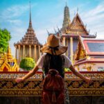 Mujer viajera asiática en el gran palacio de Bangkok