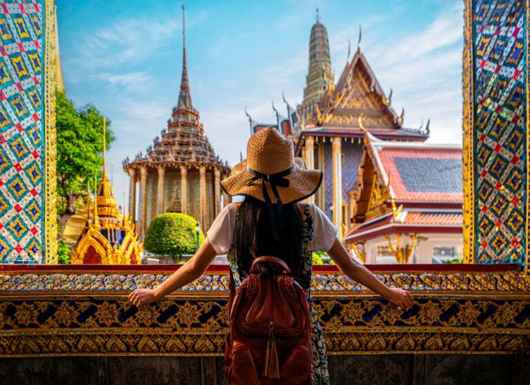 Mujer viajera asiática en el gran palacio de Bangkok