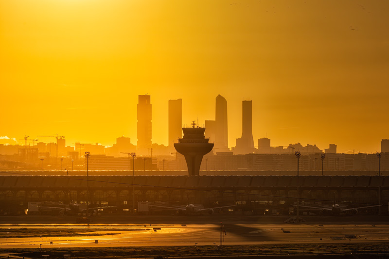 Puesta de sol en el aeropuerto de Madrid