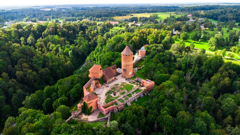 Vista aérea del castillo de Turaida, un imponente castillo entre el verdor en Sigulda, Letonia.