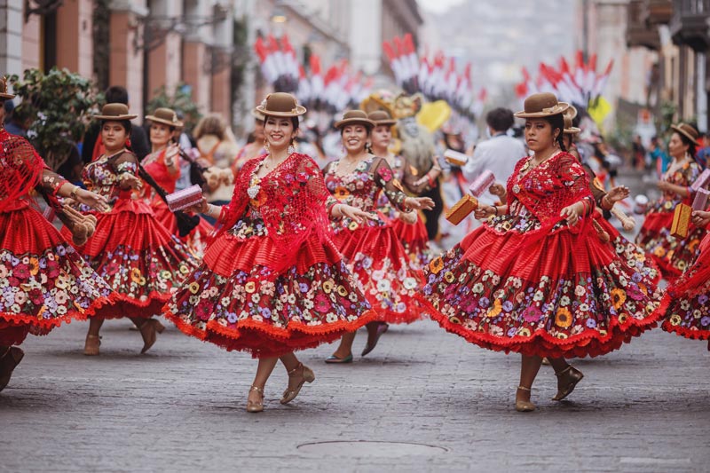 Bailarines en el tradicional desfile por la Fiesta de la Virgen de la Candelaria en el centro histórico de Lima