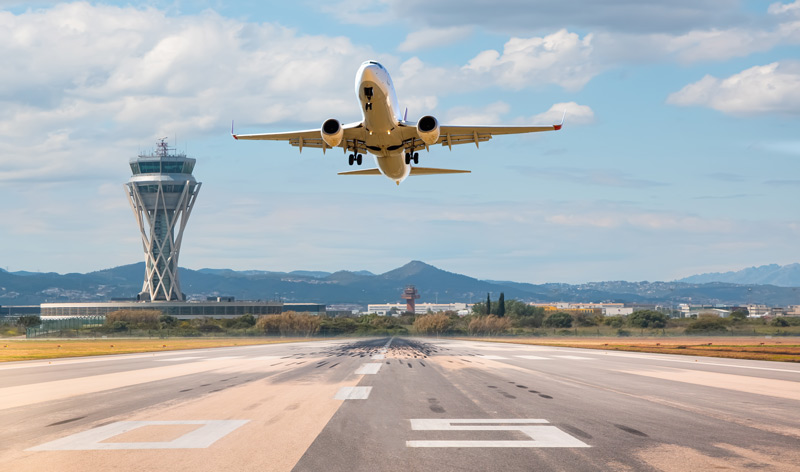 Avión despegando en el aeropuerto de Barcelona