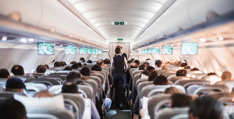 Interior del avión con pasajeros