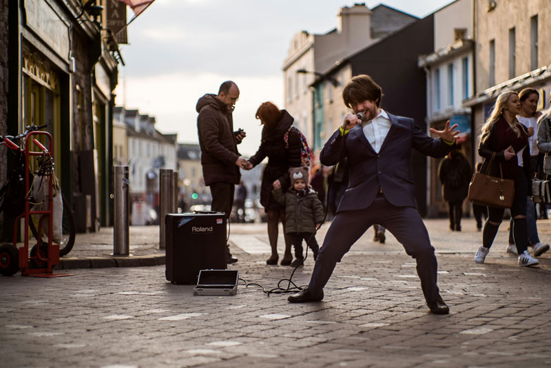 Músico callejero en Galway (Irlanda)