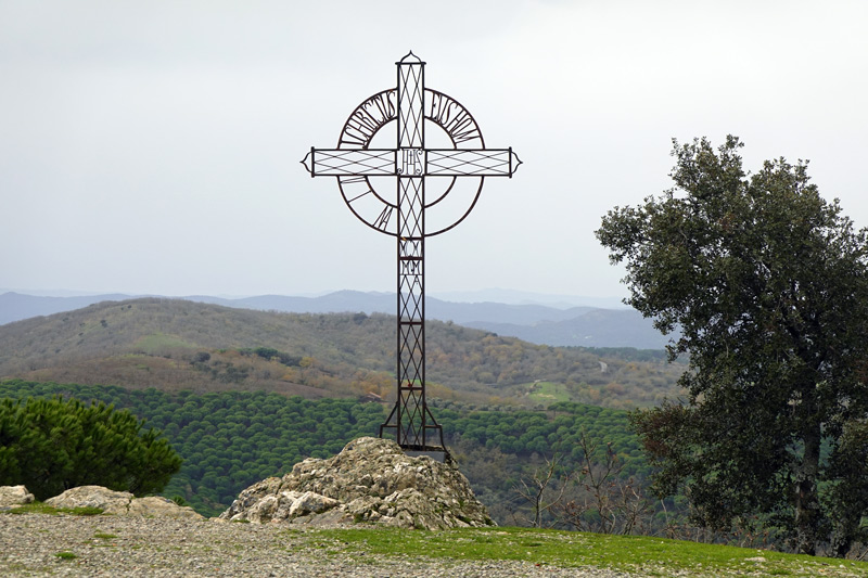 Cruz en el exterior del Monasterio de Tentudía