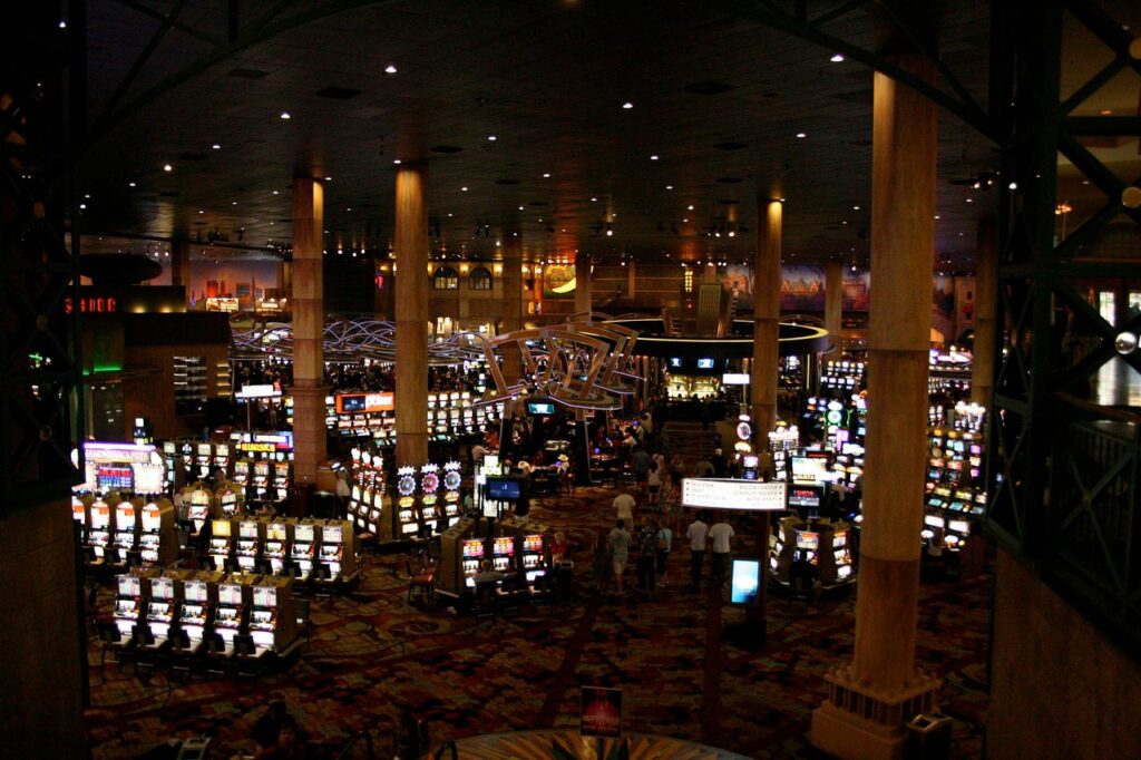Máquinas tragaperras en el interior de un casino