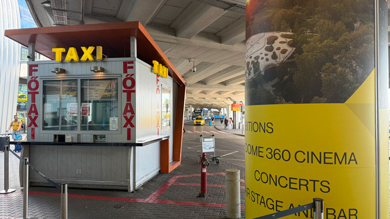 Puesto de reserva de taxis en el aeropuerto de Budapest