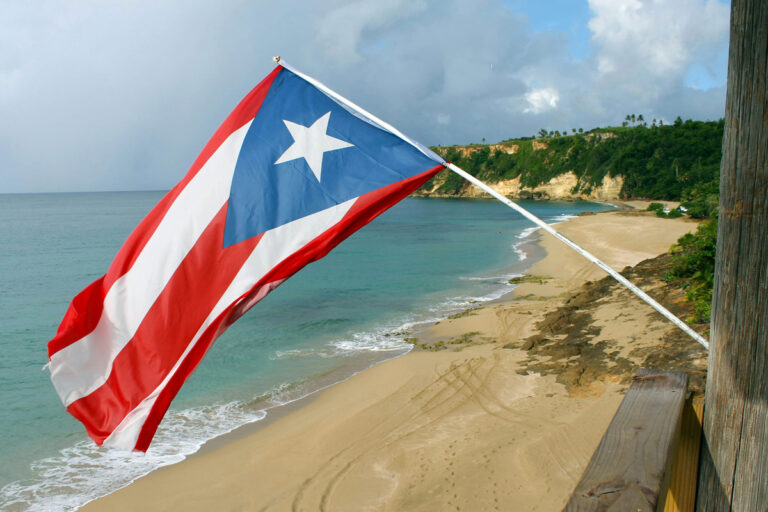Bandera de Puerto Rico y playa