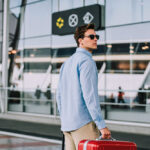 Viajero en aeropuerto